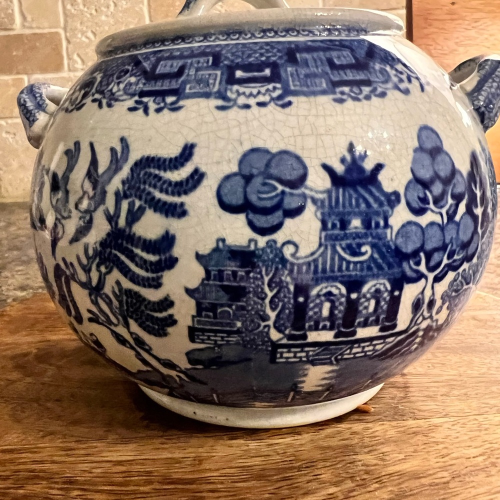 Blue Willow large sugar bowl with handles.